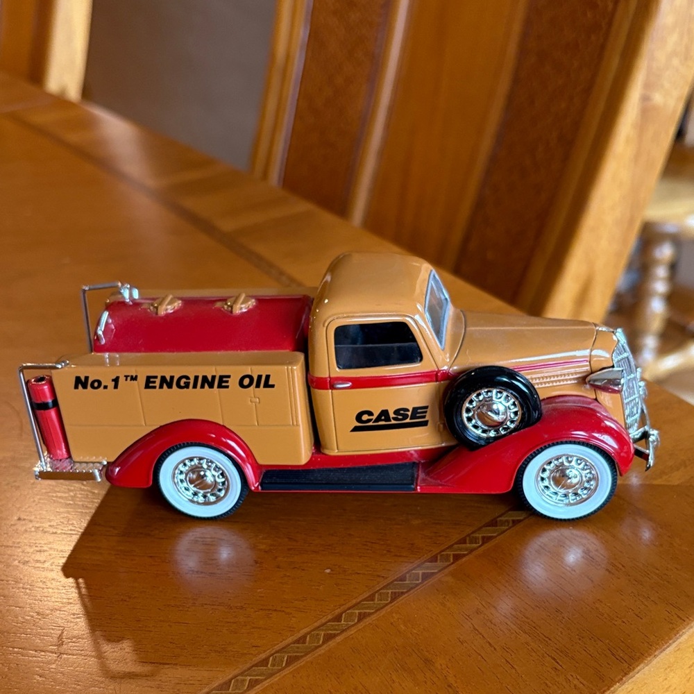 Case-IH #1  engine oil spec cast truck bank Limited Edition 1936 Dodge With Key